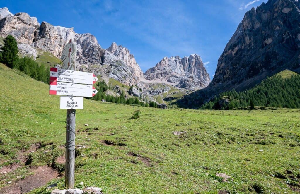 We take Path #607 towards Pas de la Cirele