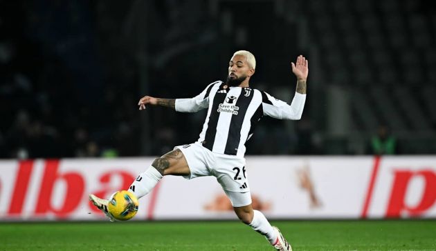 Douglas Luiz on the pitch for Juventus