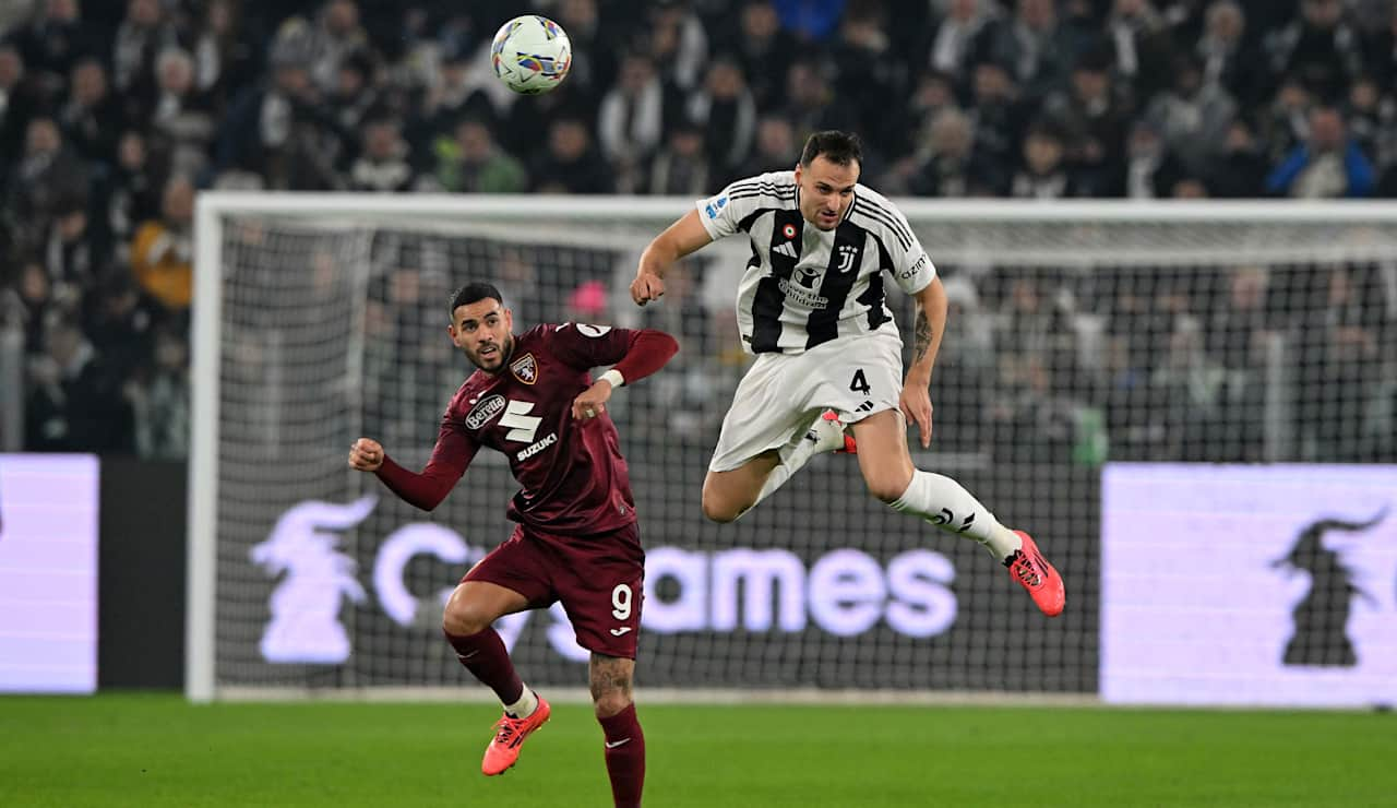 Federico Gatti winning the aerial duel against Torino