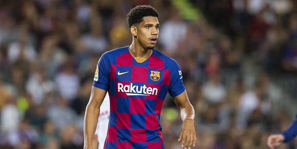 Ronald Araújo on the pitch for Barcelona