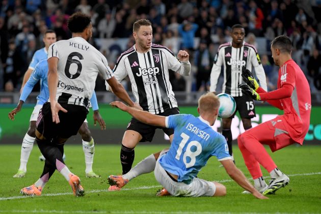 Mattia Perin in action against Lazio