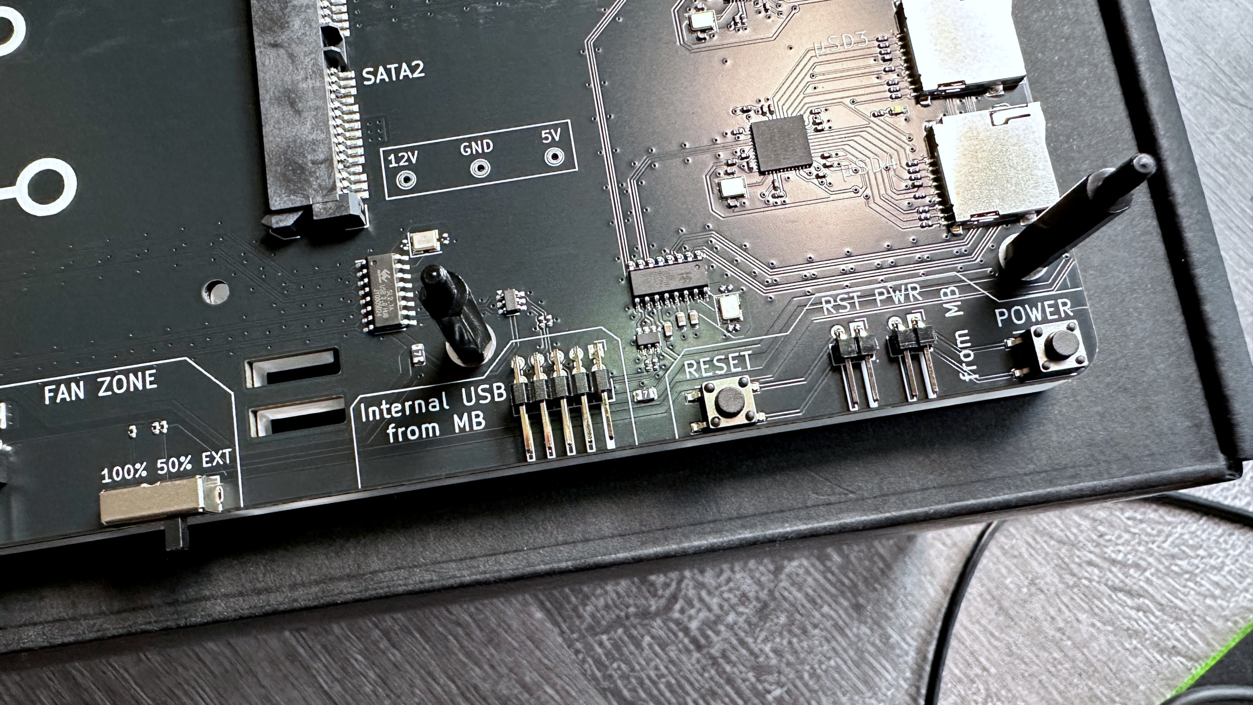 A close-up photo of the headers on a Thermal Grizzly Der8enchtable test platform