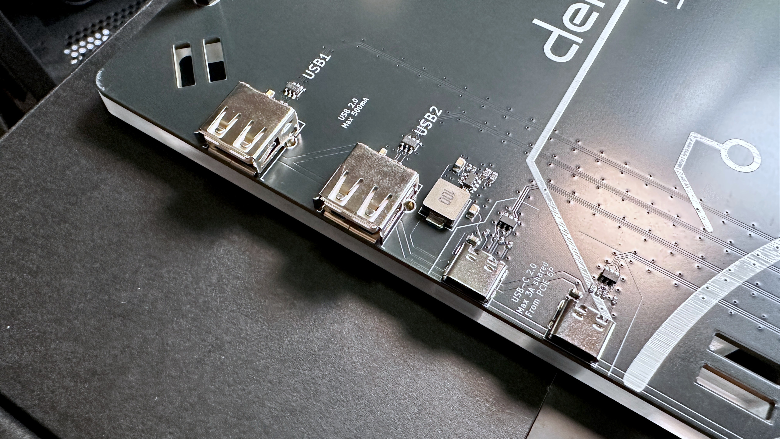 A close-up photo of the USB ports on a Thermal Grizzly Der8enchtable test platform