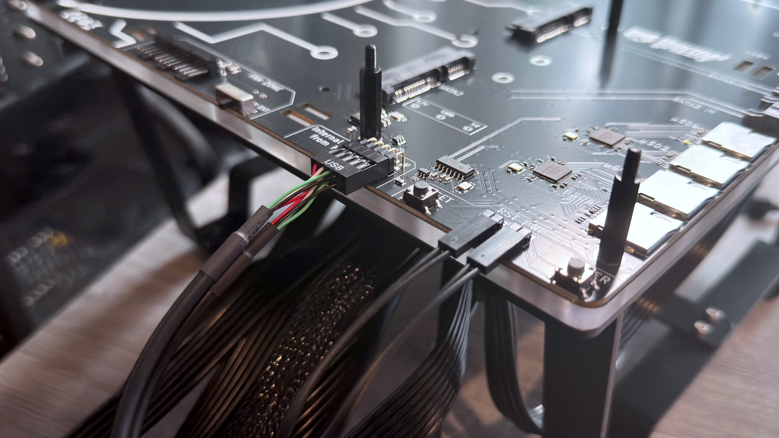 A close-up photo of the headers on a Thermal Grizzly Der8enchtable test platform