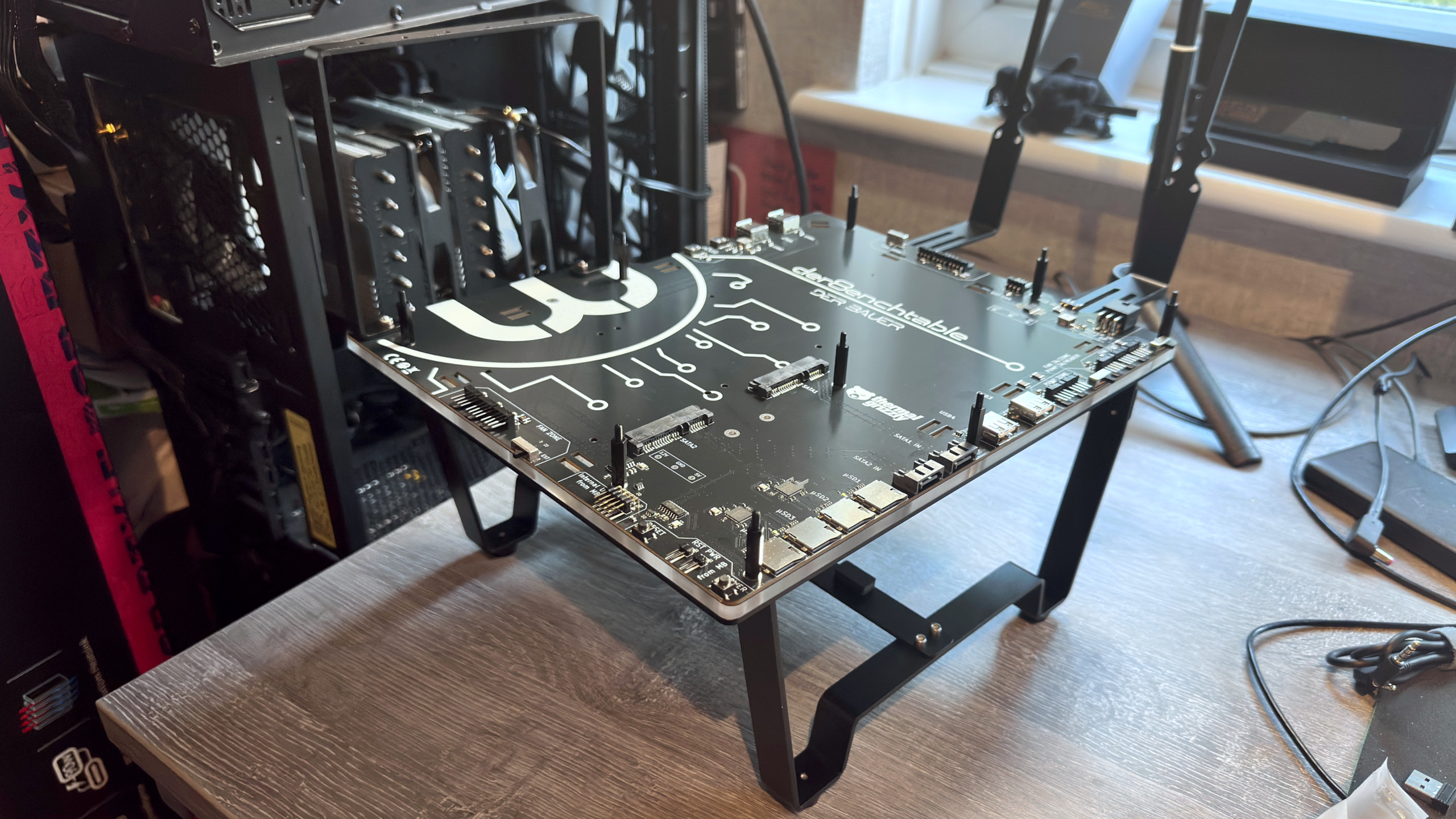 A photo of the Thermal Grizzly Der8enchtable test platform, with the optional legs, PSU rest, and radiator mount installed