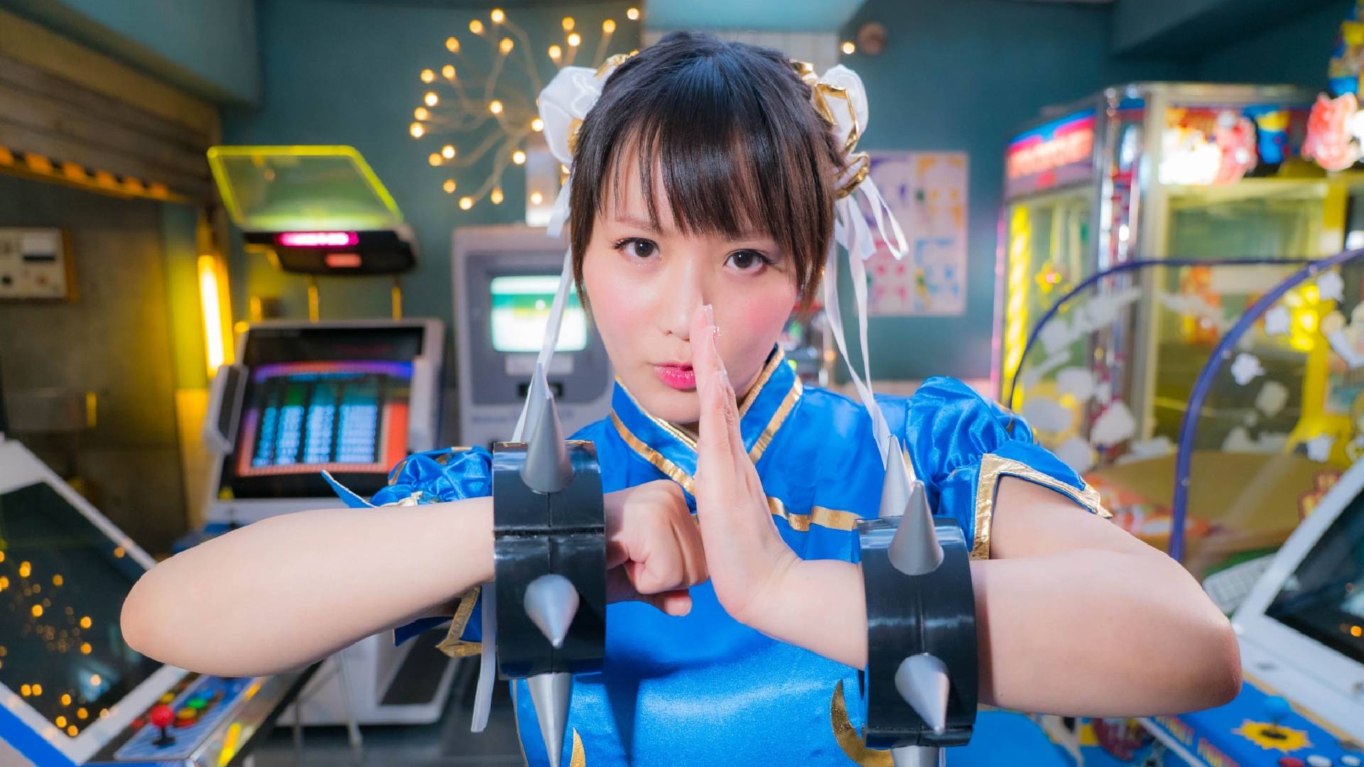 Kaho Shibuya Chun Li Cosplay in an arcade