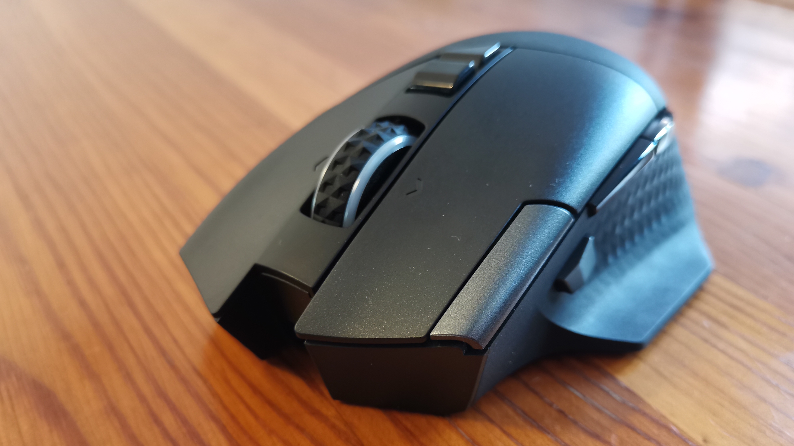 An MSI Versa Pro mouse on a desk with a charging dock and accessories.