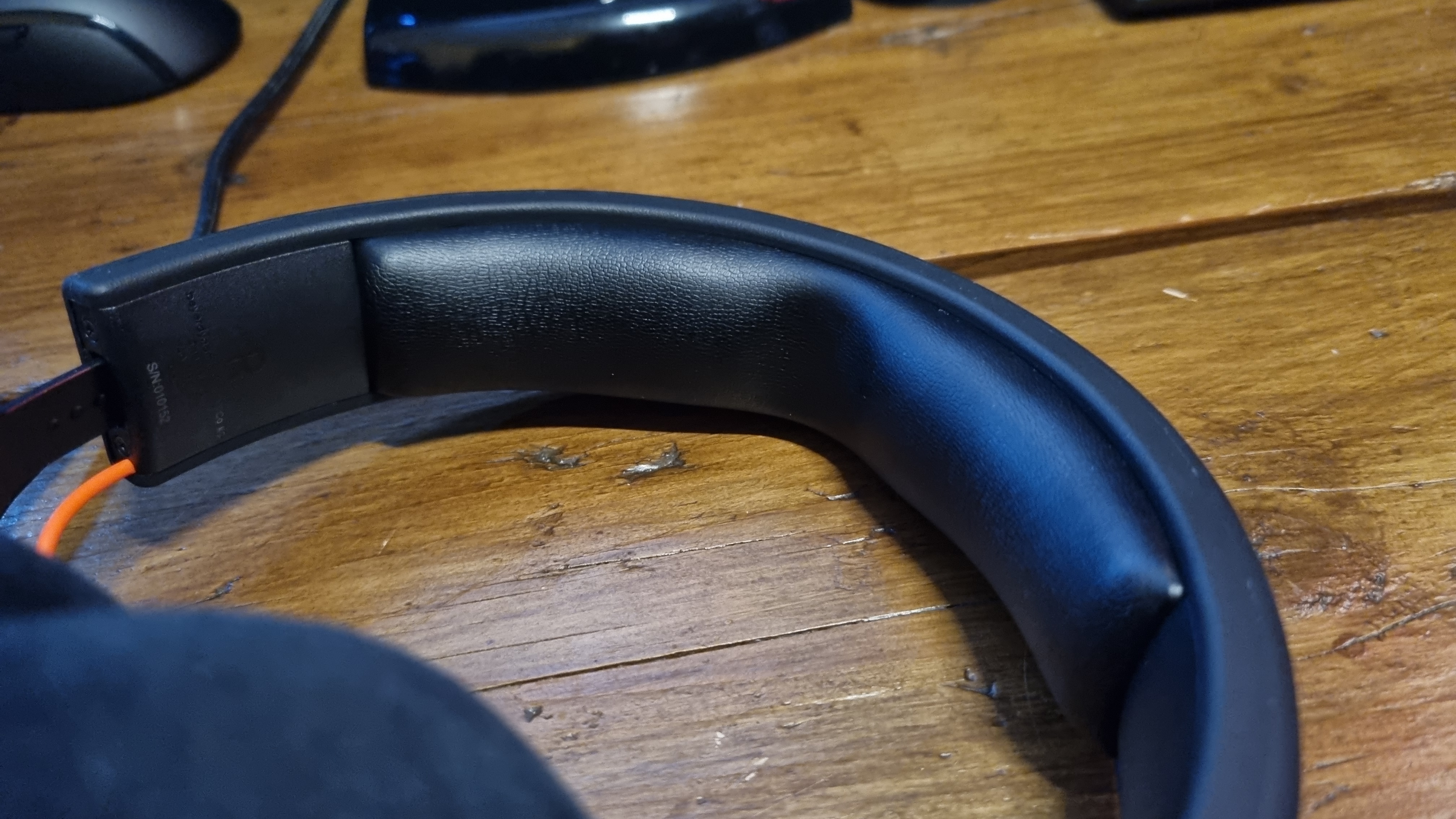 The padded memory foam headband of the Beyerdynamic MMX 150 Wireless gaming headset