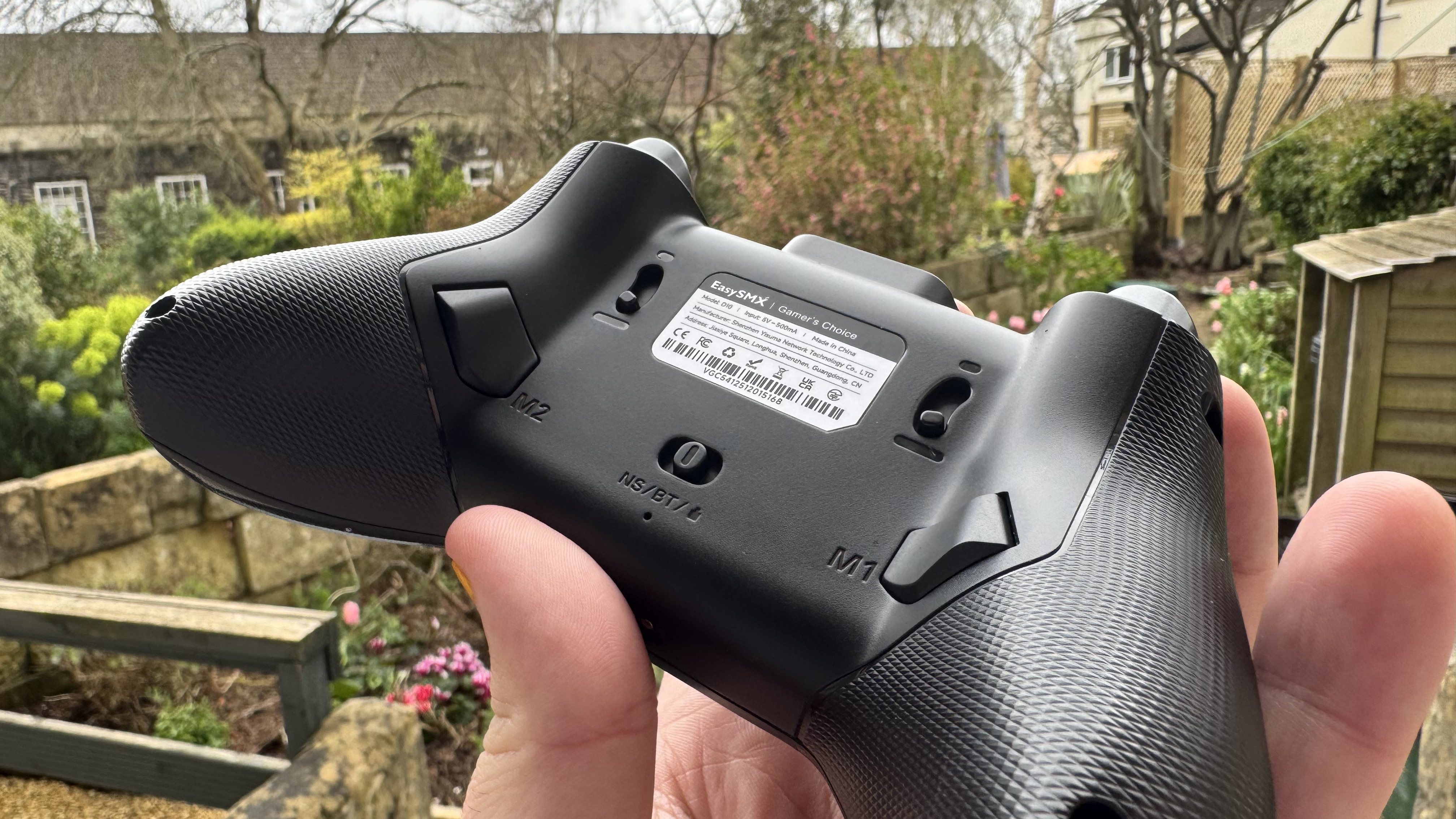 EasySMX D10 from behind, in a garden