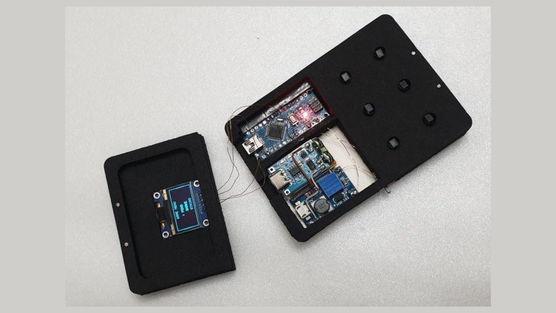 wjddnjsdnd's GameBox Clicker, a small console made from a fidget toy