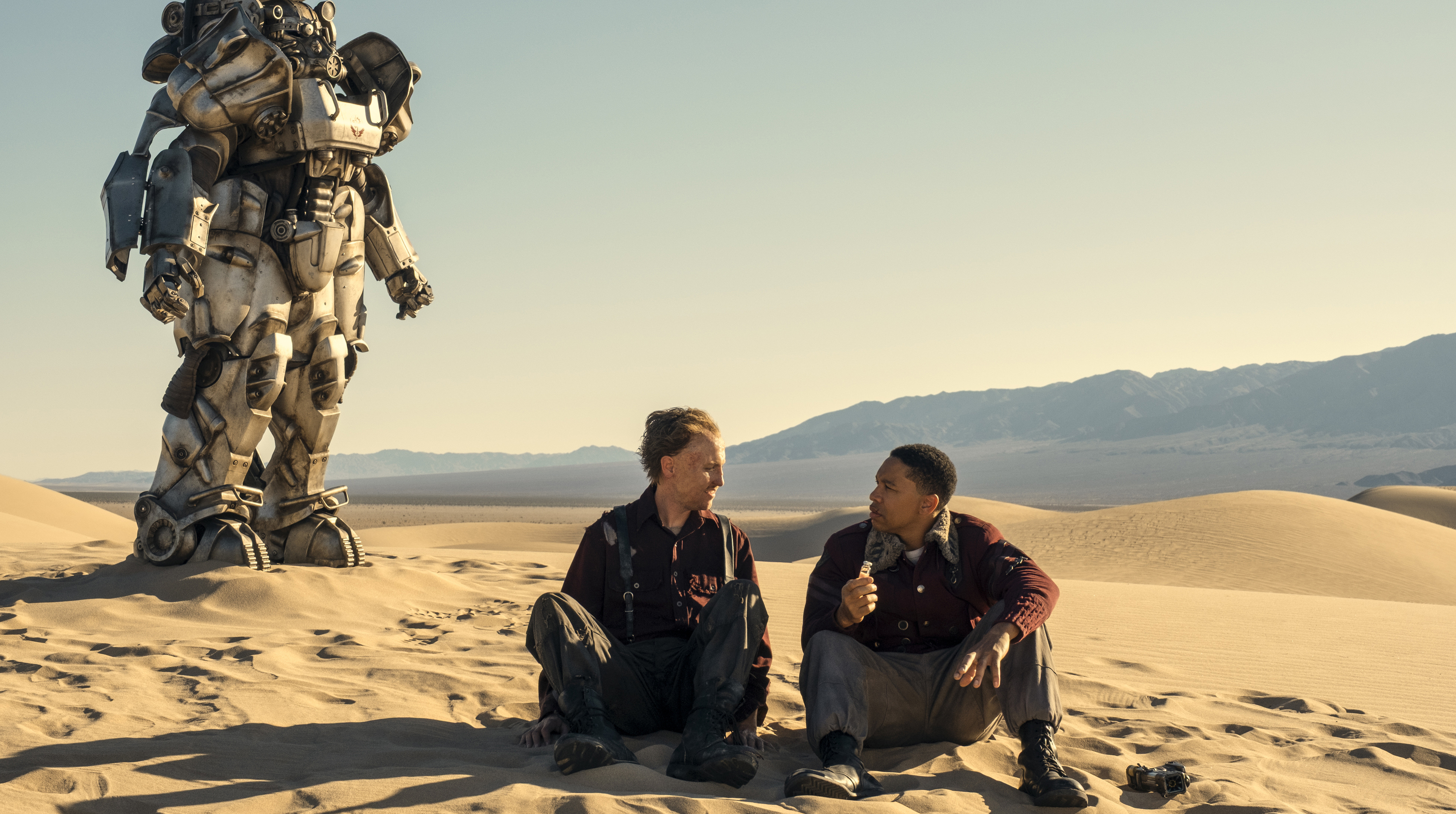 Johnny Pemberton (Thaddeus) and Aaron Moten (Maximus) in FALLOUT SEASON 2 Photo Credit: Lorenzo Sisti / Prime © Amazon Content Services LLCFilename: FalloutS2TBimage10_700.jpg